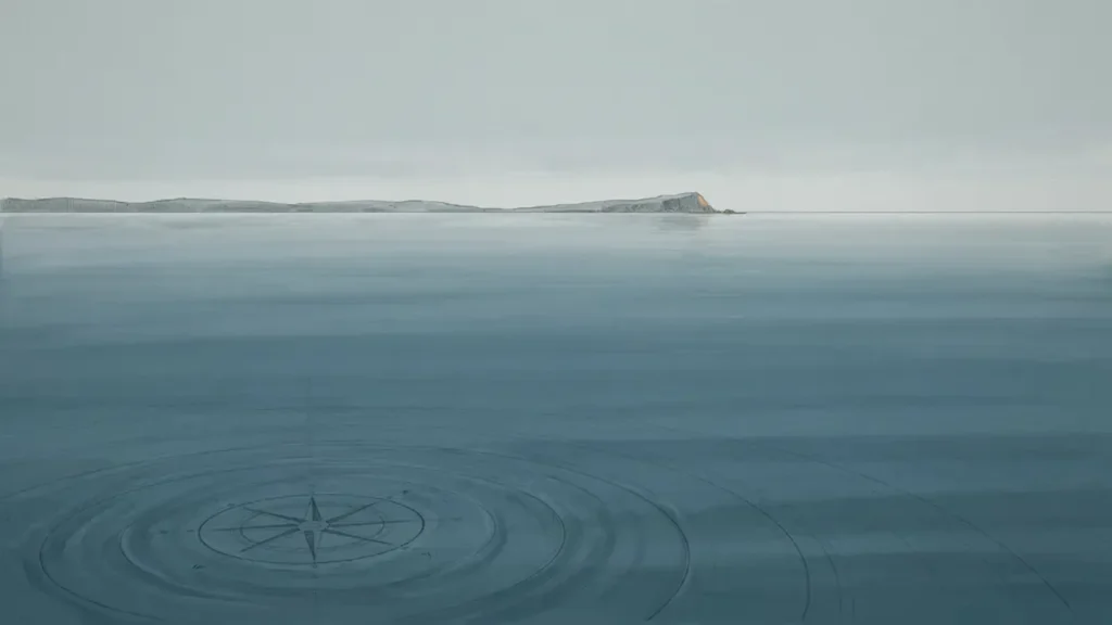 Ein ruhiges, weites Meer im Morgendunst — und ganz fern eine kaum sichtbare Küste.